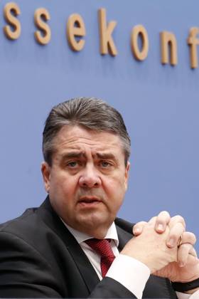 Federal press conference in Berlin, presentation of Annual Economic Report 2016, with Federal Minister for Economy and Energy, Sigmar Gabriel, and Dr Philipp Steinberg, Abbot ltr Economic Policy at BMWi, Berlin Germany, Germany