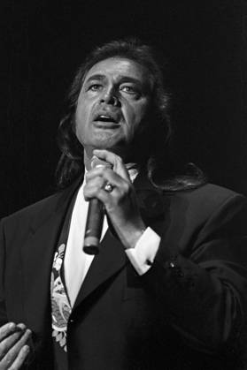 The British singer Engelbert Humperdinck, real name Arnold George Dorsey, at a concert in Hamburg, 18 4 1994