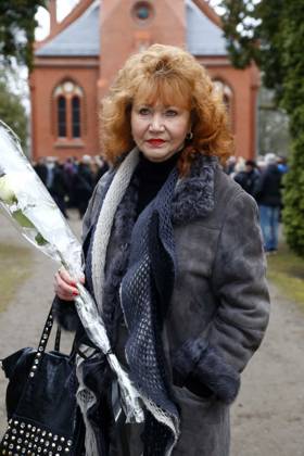 Ekki Goepelt, Funeral service and Burial of Schlagersaenger and Radio host at the Resurrection cemetery in Berlin, with Regina Thoss, Berlin Germany, Germany