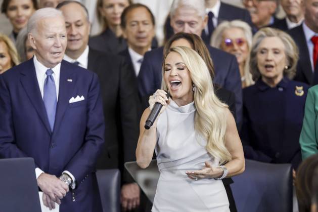 Bilder des Jahres 2025, Entertainment 01 Januar Entertainment Themen der Woche KW04 Entertainment Bilder des Tages January 20, 2025, Washington, District Of Columbia, USA: Country singerÃ‚ Carrie Underwood (C) performs Ã¢â‚¬ËœAmerica the BeautifulÃ¢â‚¬â ¢ as former US President Joe Biden (L) looks on during US President Donald TrumpÃ¢â‚¬â ¢s inauguration ceremony in the rotunda of the United States Capitol in Washington, DC, USA, 20 January 2025. TrumpÃ¢â‚¬â ¢s planned outdoor inauguration ceremonies and events are being held inside today due to a forecast of extreme cold temperatures. Washington USA - ZUMAs152 20250120_faa_s152_1124 Copyright: xSHAWNxTHEWx