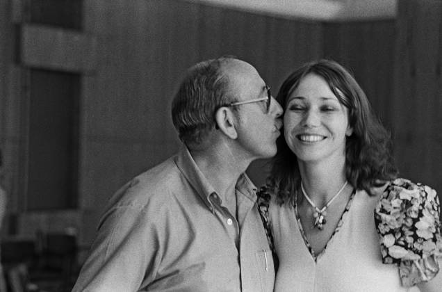 Music industry Meet in East Berlin the Dutch Composer Harry de Groot Arm in Arm with the Germans Pop singer, Chanson singer and Radio presenter Regina Thoss at a Meeting the Music industry in East Berlin, GDR at 1973 East Berlin Germany GDR Copyright: TassiloxLeher LEH_91020000923 Nur redaktionelle Nutzung Editorial usage only EDITORIAL USE ONLY