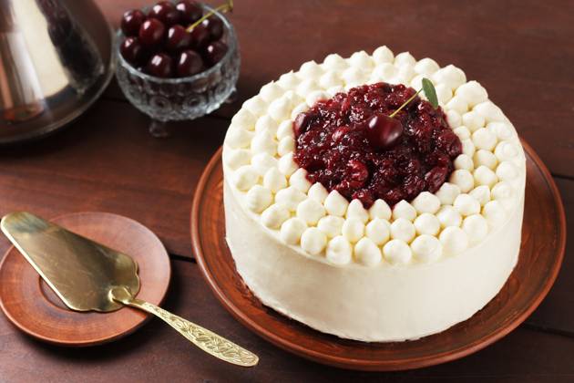 IMAGO Creative, Jahreszeit Sommer, Kirschen Biscuit cake, cherry souffle with cream cheese and cherry confiture on wooden background. Close-up , 48527390.jpg, cherry cake, cream cheese, cherry confiture, Biscuit cake, cherry souffl, background, food, fruit, chocolate, birthday, sweet, slice, cherry, delicious, cake, tasty, dessert, cream, creamy, frosting, tart, decorated, fresh, whipped cream, homemade, traditional, german, rustic, close up, piece, cocoa, red, gourmet, celebration, naked, entire, carb, valentine, style, plate, free, preparation, holiday, photos, view, whipped, pastry, calories, excess weight, wooden RECORD DATE NOT STATED