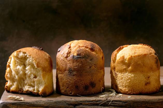 Hausgemachtes traditionelles italienisches Brioche-Weizenbrot ganz und halb Homemade traditional italian brioche wheat bread with cheese inside, whole and half. Standing on wooden table over dark background. Copy space, close up Copyright: xZoonar.com NATASHAxBREENx 22664212