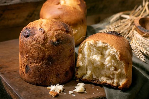 Hausgemachtes traditionelles italienisches Brioche-Weizenbrot ganz und halb Homemade traditional italian brioche wheat bread with cheese inside, whole and half. Standing on wooden kitchen table. Close up Copyright: xZoonar.com NATASHAxBREENx 22664219