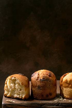 Hausgemachtes traditionelles italienisches Brioche-Weizenbrot ganz und halb Homemade traditional italian brioche wheat bread with cheese inside, whole and half. Standing on wooden table over dark background. Copy space Copyright: xZoonar.com NATASHAxBREENx 22664223