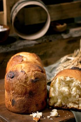 Hausgemachtes traditionelles italienisches Brioche-Weizenbrot ganz und halb Homemade traditional italian brioche wheat bread with cheese inside, whole and half. Standing on wooden table in rustic kitchen with kitchen utensil at background. Close up Copyright: xZoonar.com NATASHAxBREENx 22664226