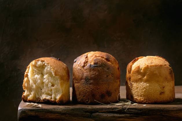 Hausgemachtes traditionelles italienisches Brioche-Weizenbrot ganz und halb Three homemade traditional italian brioche wheat bread with cheese inside, whole and half. Standing on wooden table over dark background. Copy space Copyright: xZoonar.com NATASHAxBREENx 22664248