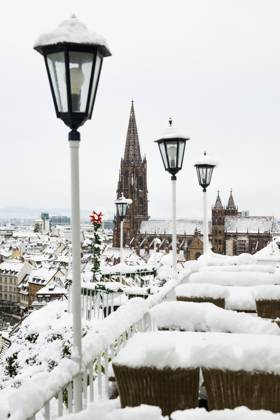 Panorama mit Schnee bedeckten Häusern, Altstadt und Freiburger Münster, Freiburg im Breisgau, Schwarzwald, Baden-Württemberg, Deutschland, Europa Panorama with snow-covered houses, old town and Freiburg Minster, Freiburg im Breisgau, Black Forest, Baden-Württemberg, Germany, Europe Copyright: imageBROKER DanielxSchoenen ibxdjs12220464
