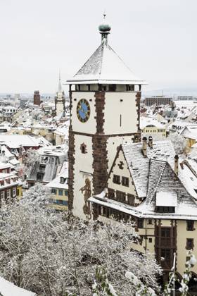 Panorama mit Schnee bedeckten Häusern, Altstadt, Freiburg im Breisgau, Schwarzwald, Baden-Württemberg, Deutschland, Europa Panorama with snow-covered houses, Old Town, Freiburg im Breisgau, Black Forest, Baden-Württemberg, Germany, Europe Copyright: imageBROKER DanielxSchoenen ibxdjs12220473