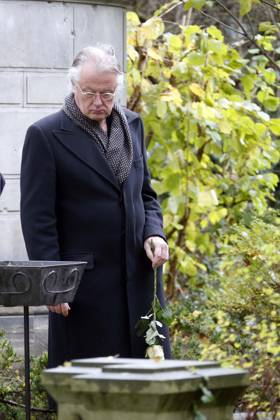 Dimiter Gotscheff, Funeral of Deceased Theatre director at the Dorothean city tables Cemetery in Berlin, Director-General Frank Castorf on Grave, Berlin Germany, Germany
