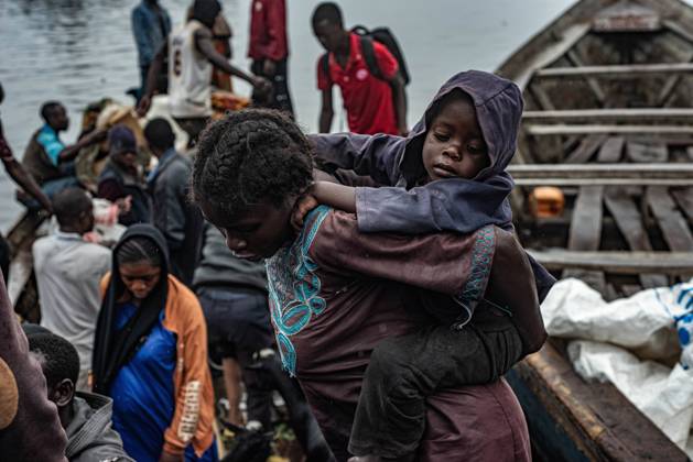 Bilder des Jahres 2025, News 01 Januar News Themen der Woche KW04 DR Kongo, Menschen fliehen vor M23-Rebellen nach Goma (250124) -- GOMA, Jan. 24, 2025 -- Displaced people are seen at the Nzulo port, near Goma, North Kivu province, eastern Democratic Republic of the Congo (DRC), on Jan. 23, 2025. The situation in the eastern DRC has deteriorated significantly, marked by escalating conflicts involving various armed groups, notably the M23 and the Allied Democratic Forces. The ongoing conflict has worsened the humanitarian situation in the region, displacing over 7 million people. About 237,000 individuals have been forced to abandon their homes since the beginning of 2025, according to the United Nations. (Photo by Xinhua) DR CONGO-GOMA-DISPLACED PEOPLE ZanemxNetyxZaidi