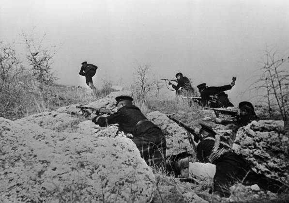Great Patriotic War 5479041 20.11.1941 Great Patriotic War (1941-1945). Defence of Sevastopol and Battle for Crimea (September 1941 - July 1942). Marines attach German positions. Haldei Sevastopol Republic of Crimea Russia  Copyright: xHaldeix
