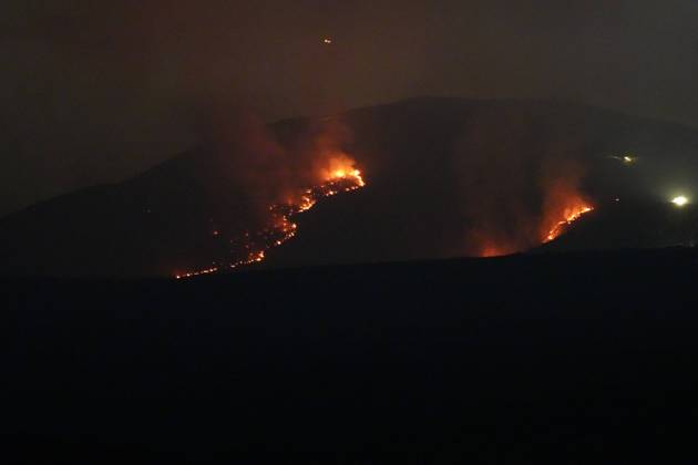 Bilder des Jahres 2025, News 01 Januar News Themen der Woche KW04 News Bilder des Tages 2 January 24, 2025, Chula Vista, California, United States: Wildfire burns on the mountain and can be seen from Otay Lake Road. The Border 2 Fire located near the US-Mexico border in San Diego County began on the afternoon of January 23rd and had burned over 6,000 acres by the evening of January 24th. An evacuation order was issued as dozens of firefighters supported by aircraft were dispatched to combat the blaze. Otay Lakes Rd is closed by police and the wildfire is visible near Otay Lake. Chula Vista United States - ZUMAs197 20250124_aaa_s197_223 Copyright: xMichaelxHoxWaixLeex