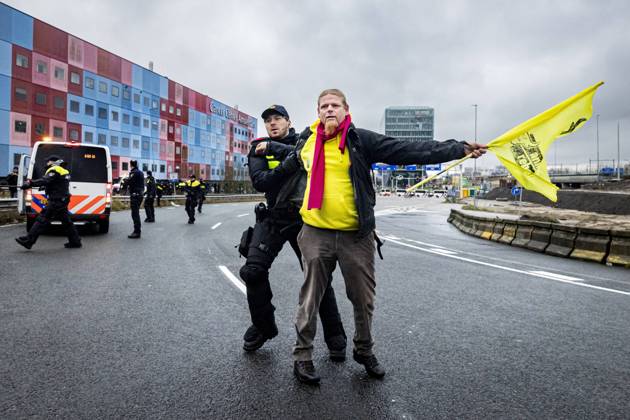 Bilder des Jahres 2025, News 01 Januar News Themen der Woche KW04 News Bilder des Tages AMSTERDAM - Police are cracking down on Extinction Rebellion protesters at the ramp to the A10 highway where they have announced a prohibited blockade of the highway near the former ING headquarters at the Zuidas. They are demanding that the bank stop all financing of, and services to, the fossil industry. ANP RAMON VAN FLYMEN netherlands out - belgium out  Copyright: xx x518287443x originalFilename: 518287443.jpg