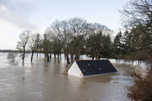 Bilder des Jahres 2025, News 01 Januar News Themen der Woche KW05 News Bilder des Tages TEMPETE HERMINIA PHOTOPQR OUEST FRANCE Mathieu Pattier GUIPRY MESSAC 27 01 2025 Innondations dans la commune de Guipry Messac Ille et Vilaine, inondue de la Vilaine Des habitants ont été contraint de leur domicile, les pompiers ont procédé a des évacuation à laide de barques Western France put on high alert as storm Herminia brings severe flooding Jan 27 2025 GUIPRY MESSAC France  Copyright: xPHOTOPQR OUESTxFRANCE MAXPPPxMathieuxPattierx 20250127OFR4939 20250127OFR4939