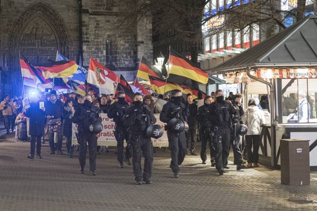 27 01 2025, Right-wing extremist demo counter-demo, Nuremberg Around 150 people attended Monday evenings right-wing extremist rally organized by Nurembergs self-proclaimed Team Menschenre