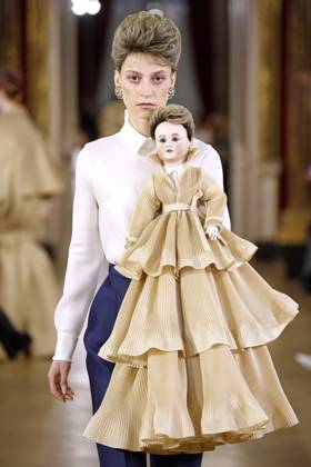 Entertainment Themen der Woche KW05 Entertainment Bilder des Tages Viktor & Rolf Haute Couture spring summer 2025 Paris January 2025 Viktor & Rolf Haute Couture spring summer 2025 Paris January 2025, Credit:Zeppelin Avalon  Copyright: xZeppelinx xAvalonx 0958670736