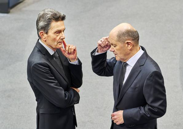 Migration debate in the Bundestag Rolf Mützenich Olaf Scholz EUR, DEU, Berlin, 29 01 2025 Federal Chancellor Olaf Scholz in in-depth discussion with Rolf Mützenich Chairman of the SPD parliamentary group in the Bundestag Before the start of the migration debate in the Bundestag