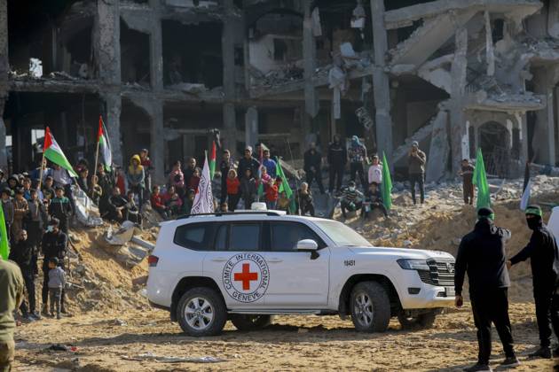 Bilder des Jahres 2025, News 01 Januar News Themen der Woche KW05 News Bilder des Tages Freeing the captives A Red Cross convoy drives through the rubble of buildings as they arrive for the hand over of Israeli hostage Agam Berger in Jabalia on January 30, 2025, as part of their third hostage-prisoner exchange. Palestinian militant group Hamas on January 30 handed over Israeli woman hostage Berger, a soldier, as a third hostage-prisoner exchange got under way, an AFP journalist reported. Gaza Gaza Strip Palestinian Territories Copyright: xSaeedxJarasx