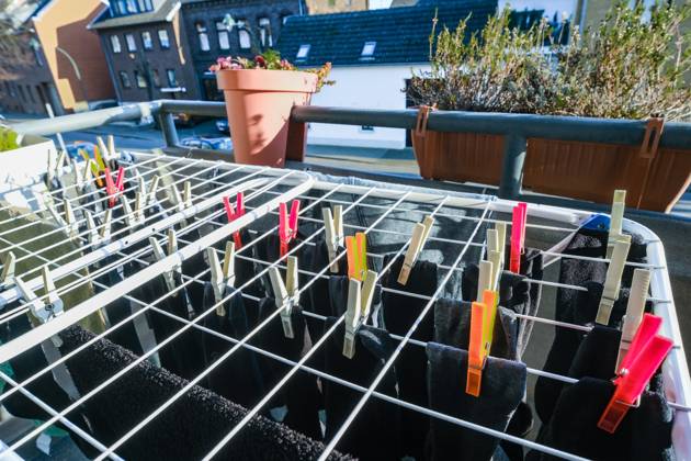 Düsseldorf 02 02 2025 clothes horse colorful clothesline clothespins clothespins sustainable environmentally friendly dry wet laundry in the air balcony solar energy wind energy sunlight solar heat solar heat save electricity no tumble dryer electricity consumption electricity bill w