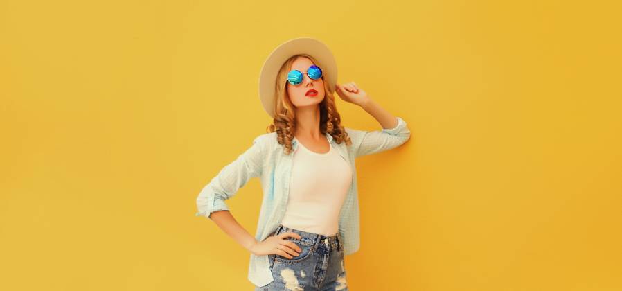Sommer Porträt der stilvollen jungen Frau posiert in Hut, Brille, Hemd auf hellen gelben Hintergrund Summer portrait of stylish modern young woman posing in straw hat, glasses, shirt on bright yellow studio background ,model released, Symbolfoto Copyright: xZoonar.com VeronikaxKornevax 22737063 ,model released, Symbolfoto ,property released