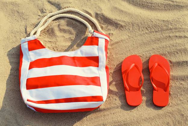 Sommerurlaub, Accessoires - rot gestreifte Tasche mit Flip Flops im Sand am Strand Summer vacation, accessories - red striped bag with flip flops lying on the sand on the beach, top view Copyright: xZoonar.com VeronikaxKornevax 22743254
