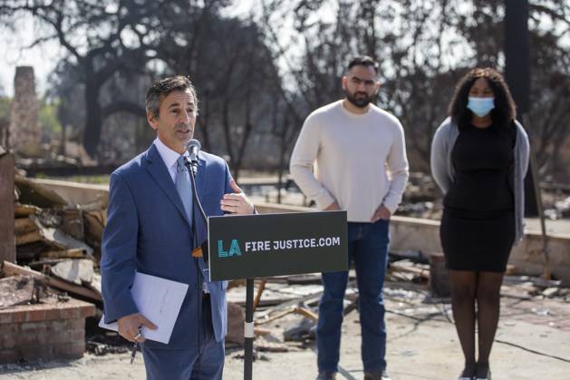 February 4, 2025, Los Angeles, California, USA: Lawyer Doug Boxer, speaks in a press conference held by LA Fire Justice to discuss its lawsuit against Southern California Edison on behalf of Walter Butler, a local shoe store operator who lost his home in the Eaton Fire. The event took place outside Butler s destroyed home in Altadena, California, on Feb. 4, 2025. Los Angeles USA - ZUMAc68_ 20250204_zaf_c68_002 Copyright: xRingoxChiux