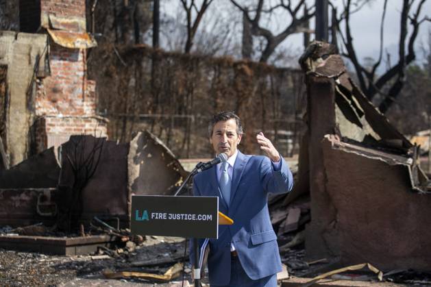 February 4, 2025, Los Angeles, California, USA: Lawyer Doug Boxer, speaks in a press conference held by LA Fire Justice to discuss its lawsuit against Southern California Edison on behalf of Walter Butler, a local shoe store operator who lost his home in the Eaton Fire. The event took place outside Butler s destroyed home in Altadena, California, on Feb. 4, 2025. Los Angeles USA - ZUMAc68_ 20250204_zaf_c68_012 Copyright: xRingoxChiux
