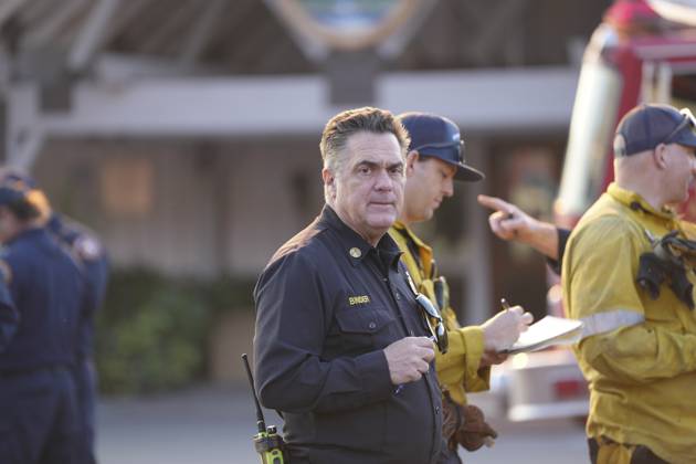 January 10, 2025, Los Angeles, California, USA: Los Angeles County Fire Department Battalion Chiefs JOSHUA BINDER calls a captains meeting with his firefighters to coordinate their containment effort for the Palisades Fire at Duke s Malibu. Los Angeles USA - ZUMA 20250110_mda_j180_895 Copyright: xAJxJohnsonx