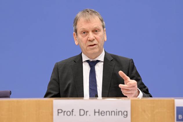 Hans Martin Henning at the Federal Press Conference on the publication of the biennial report on the state of climate policy in Germany at the Federal Press Conference building in Berlin, 05 02 2025 Foto:xF.xKernx xFuturexImagex klimapolitik_5233