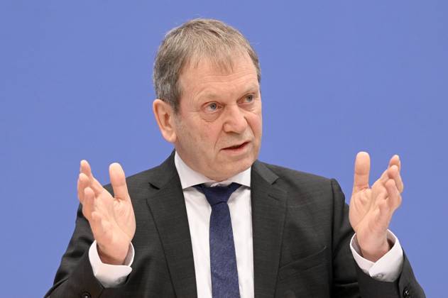 Hans Martin Henning at the Federal Press Conference on the publication of the biennial report on the state of climate policy in Germany at the Federal Press Conference building in Berlin, 05 02 2025 Foto:xF.xKernx xFuturexImagex klimapolitik_5236