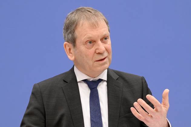 Hans Martin Henning at the Federal Press Conference on the publication of the biennial report on the state of climate policy in Germany at the Federal Press Conference building in Berlin, 05 02 2025 Foto:xF.xKernx xFuturexImagex klimapolitik_5237