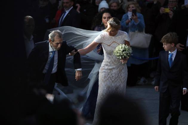 ATHENS (Greece), 07 02 2025.- Chrysi Vardinogianni (C) is accompanied by her father Giorgos Vardinogianni (L) as they arrive for her wedding with Nikolaos De Grece at the Church of Agios Nikolaos Rangavas in Athens, Greece, 07 February 2025. Nikolaos De Grece, son of the late former King Constantine of Greece, marries Chrysi Vardinogianni, daughter of the Greek businessman and shipowner Yiorgos Vardinogiannis. (Grecia, Atenas) Wedding of Prince Nikolaos and Chrysi Vardinogianni in Athens !ACHTUNG: NUR REDAKTIONELLE NUTZUNG!  Copyright: xGEORGExVITSARASx EPA5771 20250207-2011881010004_1004