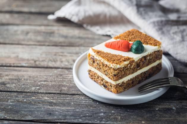 Scheibe Karottenkuchen Slice of carrot cake with cream cheese frosting on wooden table Copyright: xZoonar.com TatianaxGoskovax 22777300