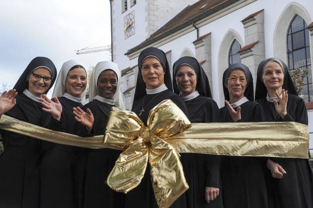 Andrea Sihler Sister Hidegard , Mareike Linden Meyer Novice Claudia , Denise M Baye Novice Lele , Janina Hartwig Sister Hanna , Nina Hoger Superior Theodora Karin Gregorek Sister Felicitas and Emanuela from Frankenberg Sister Agnes pose with a Golden Birthday ribbon at Photo sessi