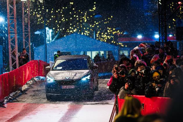 Opening Night Ceremony , Berlinale Palast, Berlin, Germany Fans wait in the snow for the stars to arrive wearing masks to the Opening Night Ceremony during Berlinale (Berlin Film Festival) at Berlinale Palast, Berlin, , Germany on 13 February 2025. Picture, Credit:Julie Edwards Avalon Germany, Potsdammer Platz, Berlin, Berlinale Palast Copyright: xJuliexEdwardsx xAvalonx 0963565463