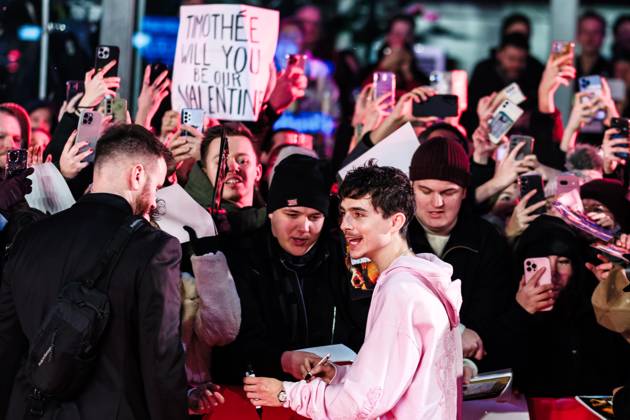 Red Carpet for the German Premiere of A Complete Unknown , Berlinale Palast, Berlin, Germany Timothà e Chalamet greets the fans during the Red Carpet for the German Premiere of A Complete Unknown during Berlinale (Berlin Film Festival) at Berlinale Palast, Berlin, , Germany on 14 February 2025. Picture, Credit:Julie Edwards Avalon Germany, Potsdammer Platz, Berlin, Berlinale Palast Copyright: xJuliexEdwardsx xAvalonx 0963932687