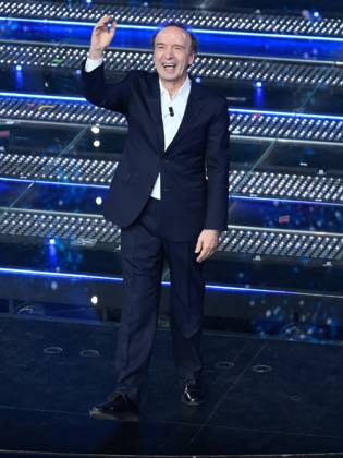 : Sanremo, 75th Italian Song Festival 2025 - Fourth Evening. In the photo Carlo Conti and Roberto Benigni - ZUMAp169 20250214_zea_p169_1042 Copyright: xMaurizioxD Avanzox