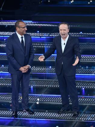 : Sanremo, 75th Italian Song Festival 2025 - Fourth Evening. In the photo Carlo Conti and Roberto Benigni - ZUMAp169 20250214_zea_p169_1047 Copyright: xMaurizioxD Avanzox