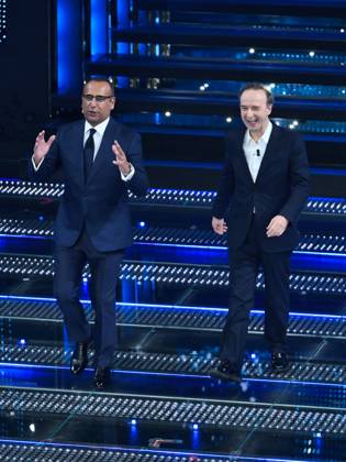 : Sanremo, 75th Italian Song Festival 2025 - Fourth Evening. In the photo Carlo Conti and Roberto Benigni - ZUMAp169 20250214_zea_p169_1039 Copyright: xMaurizioxD Avanzox