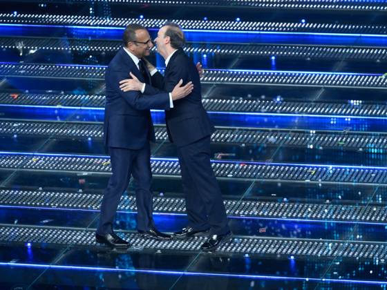 : Sanremo, 75th Italian Song Festival 2025 - Fourth Evening. In the photo Carlo Conti and Roberto Benigni - ZUMAp169 20250214_zea_p169_1087 Copyright: xMaurizioxD Avanzox