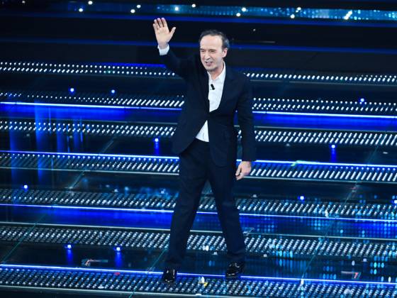 : Sanremo, 75th Italian Song Festival 2025 - Fourth Evening. In the photo Carlo Conti and Roberto Benigni - ZUMAp169 20250214_zea_p169_1094 Copyright: xMaurizioxD Avanzox