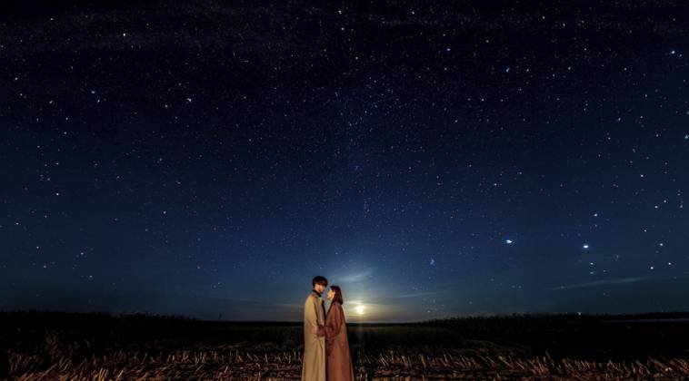 Ein Paar unter einem weiten Sternenhimmel, der ein Gefühl von Romantik und Wunder hervorruft A couple under a vast starry night sky, evoking a sense of romance and wonder Copyright: imageBROKER MikalaixSayevich ibxwsp12463734.jpg ,model released, Symbolfoto ,property released