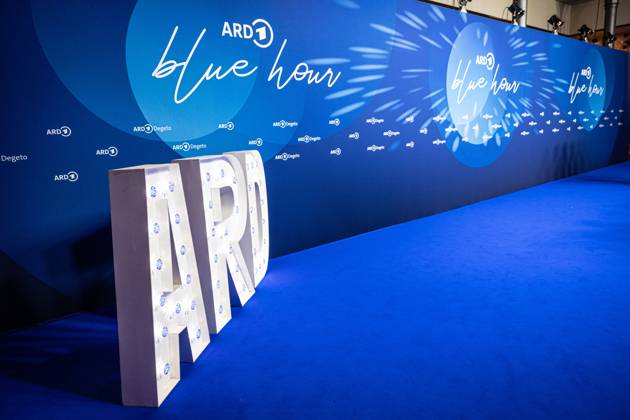 ARD BLUE HOUR 2025 Overview Atmosphere Blue Carpet Feature On the occasion of the 75th Berlin International Film Festival Berlinale, the ARD BLUE HOUR 2025 will take place at the Hotel Telegraphenamt in Berlin Copyright: xEventpressxFuhrx