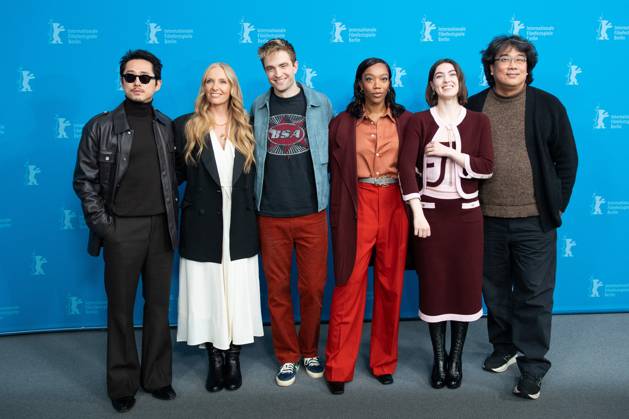 Berlinale Mickey 17 Photocall Steven Yeun, Australian actress Toni Collette, English actor Robert Pattinson, English actress Naomi Ackie, South Korean director Bong Joon Ho and French-Romanian actress Anamaria Vartolomei attending the Mickey 17 Photocall during the 75th Berlin International Film Festival (Berlinale) in Berlin, Germany, on February 15, 2025. Photo by Aurore Marechal ABACAPRESS.COM Berlin Germany  Copyright: xMarechalxAurore ABACAx