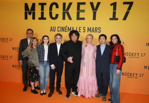 Dooho Choi, Dede Gardner, Anamaria Vartolomei, Mark Ruffalo, Bong Joon ho, Toni Collette, Steven Yeun and Anna Mouglalis Before the premiere of the film Mickey 17 at the Pathé Palace cinema in Paris, February 16, 2025 Guirec Coadic Bestimage  Copyright: xCOADICxGUIRECx xBESTIMAGExCOADICxGUIRECx xBESTIMAGEx