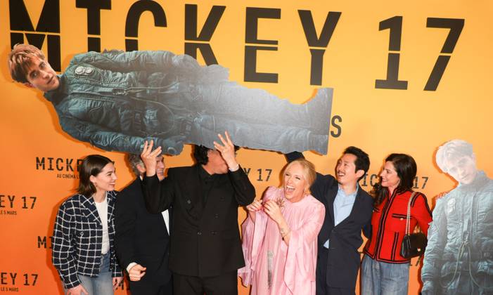 Anamaria Vartolomei, Mark Ruffalo, Bong Joon ho, Toni Collette, Steven Yeun and Anna Mouglalis Before the premiere of the film Mickey 17 at the Pathé Palace cinema in Paris, February 16, 2025 Guirec Coadic Bestimage  Copyright: xCOADICxGUIRECx xBESTIMAGExCOADICxGUIRECx xBESTIMAGEx