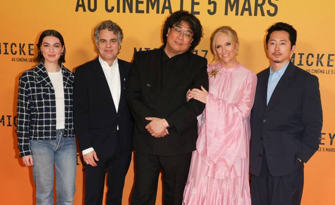 Anamaria Vartolomei, Bong Joon ho, Mark Ruffalo, Toni Collette and Steven Yeun Before the premiere of the film Mickey 17 at the Pathé Palace cinema in Paris, February 16, 2025 Guirec Coadic Bestimage  Copyright: xCOADICxGUIRECx xBESTIMAGExCOADICxGUIRECx xBESTIMAGEx