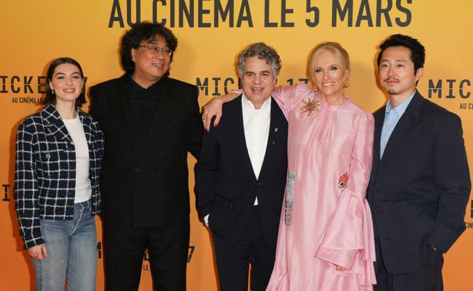 Anamaria Vartolomei, Bong Joon ho, Mark Ruffalo, Toni Collette and Steven Yeun Before the premiere of the film Mickey 17 at the Pathé Palace cinema in Paris, February 16, 2025 Guirec Coadic Bestimage  Copyright: xCOADICxGUIRECx xBESTIMAGExCOADICxGUIRECx xBESTIMAGEx