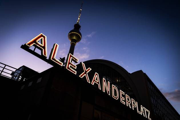 16 02 2025 Evening atmosphere in Berlin The illuminated lettering at Alexanderplatz S station as dusk falls The television tower, popularly known as the Telespargel, can be seen above in the Berlin evening sky Berlin Alexanderplatz Berlin Germany Copyright: xBEAUTIFULxSPORTS RaphaelxSchmittx